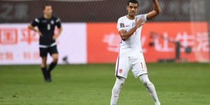 粤媒：国足吸取教训并务实变阵，战日本阿兰韦世豪角色关键