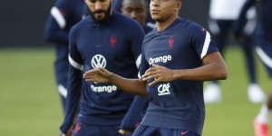 西四台：国家队训练中本泽马关切姆巴佩 巴黎将提出天价续约合同