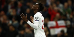 亚伯拉罕第2次为英格兰首发登场，第1次首发出战正式比赛