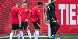 记者夏晓司：李铁40年没换过发型，你指望他变换思路有点奢侈