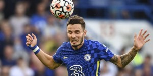 进球网：萨乌尔在父亲和两个哥哥的陪伴下适应球队