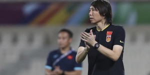 体坛：此次西征为了确保队员们得到休息，李铁再次让出公务舱座位