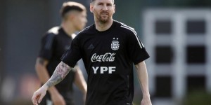 斯卡洛尼：梅西理论上可以出战，我们今天下午将作出决定