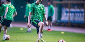 记者：侯永永正在厦门隔离，已入籍的华裔球员徐辉在跟随国安训练