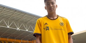 何朕宇随狼队U21前往美国参加邀请赛，22日首战切尔西U21