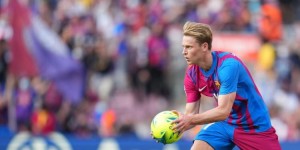 记者：德容绝对不想离队，但他对巴萨对待自己的方式感到非常失望