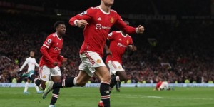 记者：C罗依旧在里斯本的家中，没有刻意回避记者和来访者