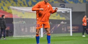 记者：费莱尼和克雷桑都有拉伤不能踢太长 孙准浩身体也有反应