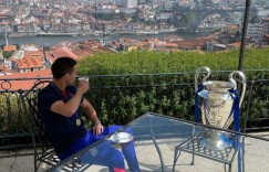 与AZP一个地方拍的？吉鲁晒与奖杯“共进早餐”照片