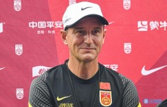 东体：国足亚运队上午安排有球+体能训练，下午室外集中军训