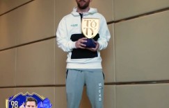 帅！姆巴佩、阿什拉夫、梅西领取FIFA23年度最佳阵容奖杯