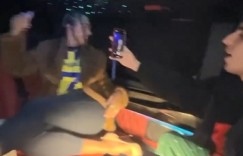 C罗女友乔治娜与友人在车上开心玩耍，乔治娜摆POSE友人旁边拍照