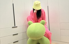 赵丽娜社媒晒照：今天的配色有点粉，祝大家元宵快乐呀～