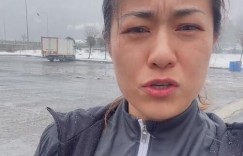 中新网：目前李佳悦和队友正在紧急撤离阿达纳，途中遭遇暴风雪