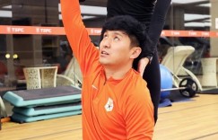 鲁媒：缓解精神和身体疲劳，泰山队邀请瑜伽教练给队员上瑜伽课