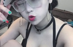 實踐正妹露圓乳自拍！超緊身毛衣讓巨乳「塞好塞滿」整個螢幕…