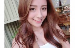 極品爆乳正妹甜扮空姐，制服下隱藏超驚人的乳量！