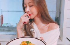 隔壁坐了「毛衣大奶妹」！胸部快從扣子裡「蹦出來」！回眸一笑讓人醉了…