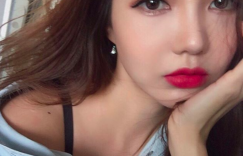 路邊出現「短裙長腿正妹」！修長美腿好誘人！「白嫩美乳」也沒忘記秀啊！