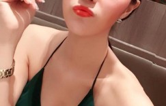 收到禮物太開心！「巨乳奶妹」穿睡衣坐床上甜笑！「奶跑出來」都忘記遮了！