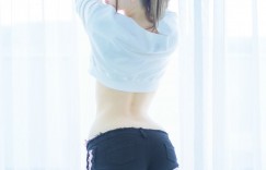 黑絲萬歲！甜美「貓系少女」穿脫絲襪太誘惑　有破掉的痕跡才是極品！