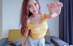 「氣質正妹」用爆乳請你喝水顧身體，比起妳手中那杯我更想要胸前的…