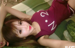 拍個照順便幫你擦車～「蔡粉粉」挖空上衣彎腰就「溢拎」，濃醇香塞滿整個畫面～