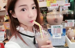 正妹恩齊兒「自拍美照」好辣喔，中間深V展現「火辣曲線」！