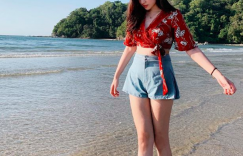 正妹比心「白嫩美乳」好搶鏡，「嫵媚表情」讓人好想娶回家！