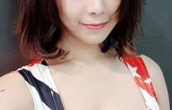 火辣燒烤妹「中路大開」爆乳泡泡浴直播　超濕「兩顆木瓜」晃到差點掉出來