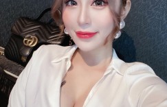 極致挑逗！辣氣美女「香菜兒Yan Ci」激情挑逗表情太銷魂，開腿撫弄討吻誰不買單？