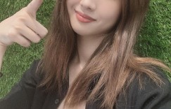 沒看過這樣的小綠綠！巨乳北一妹「小嗨」制服內偷藏「雪白饅頭」扣子感覺要蹦飛啦