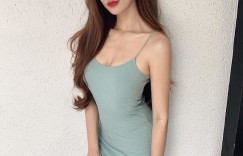 美豔捲髮妹Chienwei「火辣小蠻腰外露」，側面看還有「超深一條溝」！