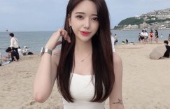 愛吃健康餐的「甜美制服正妹」，穿平口裝「深溝太誘惑」！