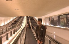 超會藏！「氣質空姐」笑容超甜美，制服下是「狂辣腹肌和發光蜜臀」