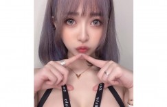 大眼美模「嵐芯語」G 級車頭燈太凶猛！上衣「釦子失守」蹦出超深事業線