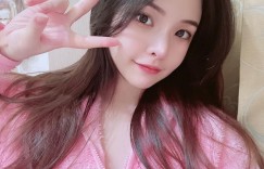 正妹「Cynthia」渾圓美乳放上桌，「豐滿乳量」畫面太兇了！