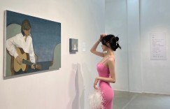 畫展遇到「長腿緊身衣辣妹」，「逆天好比例」太讓人分心！