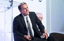 内维尔谈曼联引援：瓦拉内、凯恩和桑乔=冠军