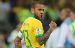 官方：阿尔维斯右膝受伤退出集训，巴西队补召贝蒂斯后卫埃莫森