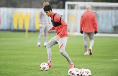 记者：阿布拉汗虽然报名国青踢中乙名单，但依然会留在海港队踢球