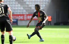 记者：卡马文加想踢主力，他认为去拜仁无法撼动“磁鸡”组合