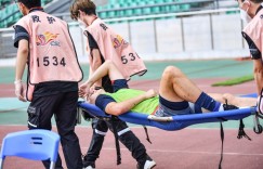 重庆队蒋圣龙热身时跟腱受伤，被担架抬出场