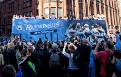 邮报：曼城考虑不进行传统游行巴士庆祝，仅安排在主场的夺冠庆典