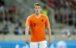 德里赫特因腹股沟问题退出今日训练，德波尔称不想让他冒险