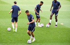 记者：瓦拉内是马奎尔的完美搭档，这对中卫组合可以挑战冠军