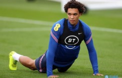 基恩：虽有人质疑阿诺德的防守，但他有中场球员的传球及决断能力