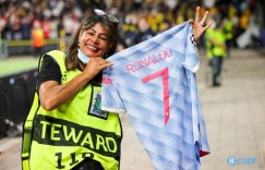 被C罗射门击中的工作人员：我以为我要死了