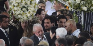 巴西总统、内马尔父亲到场吊唁贝利，超15万人前往告别仪式现场
