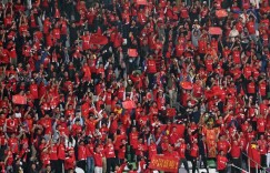 那一抹红，永不放弃！中国女足0-2落后时全场球迷合唱国歌助威